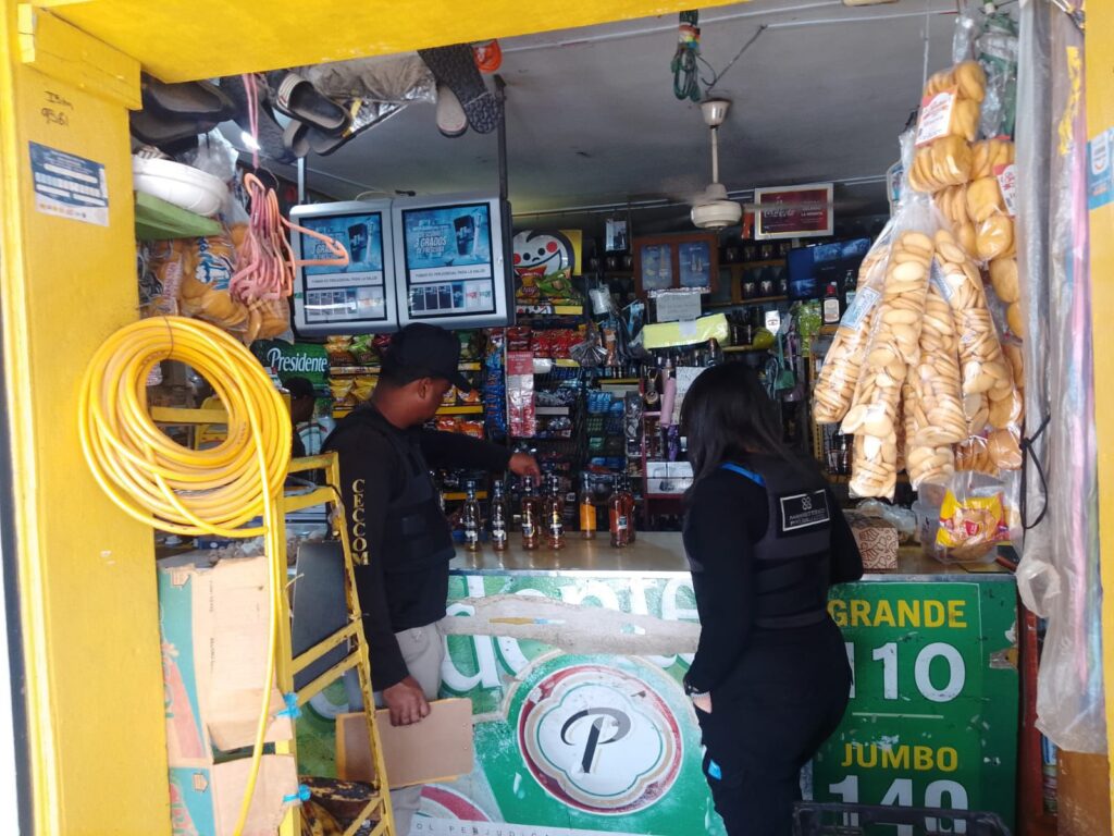 Autoridades incautan bebidas alcohólicas, cigarrillos y estimulantes sexuales.