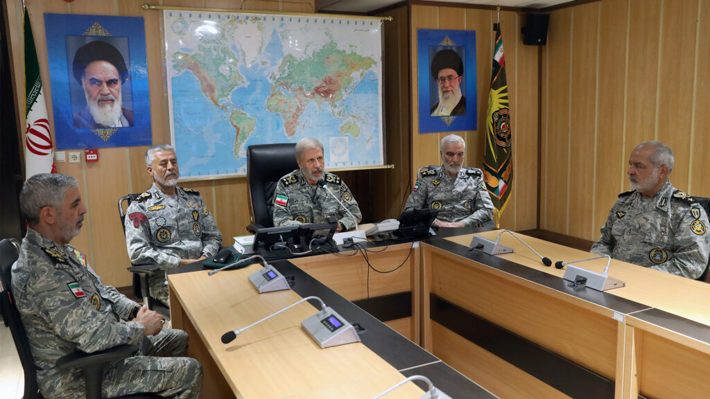 Esta imagen publicada el 23 de junio de 2025 por el servicio de prensa del Ejército iraní, el comandante en jefe, el general Amir Hatami, en el centro, acompañado de oficiales. (FUENTE EXTERNA)