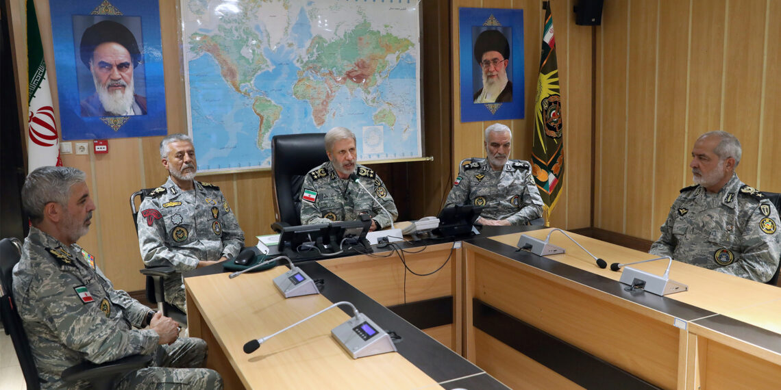 Esta imagen publicada el 23 de junio de 2025 por el servicio de prensa del Ejército iraní, el comandante en jefe, el general Amir Hatami, en el centro, acompañado de oficiales. (FUENTE EXTERNA)