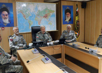 Esta imagen publicada el 23 de junio de 2025 por el servicio de prensa del Ejército iraní, el comandante en jefe, el general Amir Hatami, en el centro, acompañado de oficiales. (FUENTE EXTERNA)