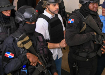 Antonio Espaillat, dueño de Jet Set, esposado.