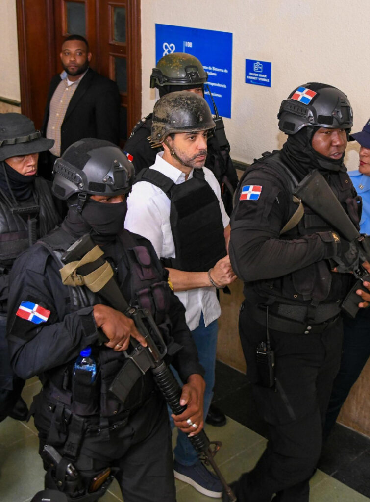 Antonio Espaillat, dueño de Jet Set, esposado.