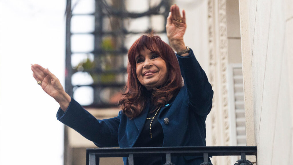 La expresidenta Cristina Fernández de Kirchner saluda desde su casa, en Buenos Aires, Argentina, el 13 de junio de 2025 (Fuente externa)