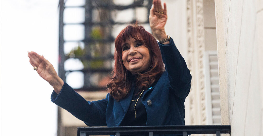 La expresidenta Cristina Fernández de Kirchner saluda desde su casa, en Buenos Aires, Argentina, el 13 de junio de 2025 (Fuente externa)