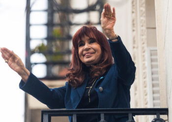 La expresidenta Cristina Fernández de Kirchner saluda desde su casa, en Buenos Aires, Argentina, el 13 de junio de 2025 (Fuente externa)