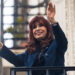 La expresidenta Cristina Fernández de Kirchner saluda desde su casa, en Buenos Aires, Argentina, el 13 de junio de 2025 (Fuente externa)