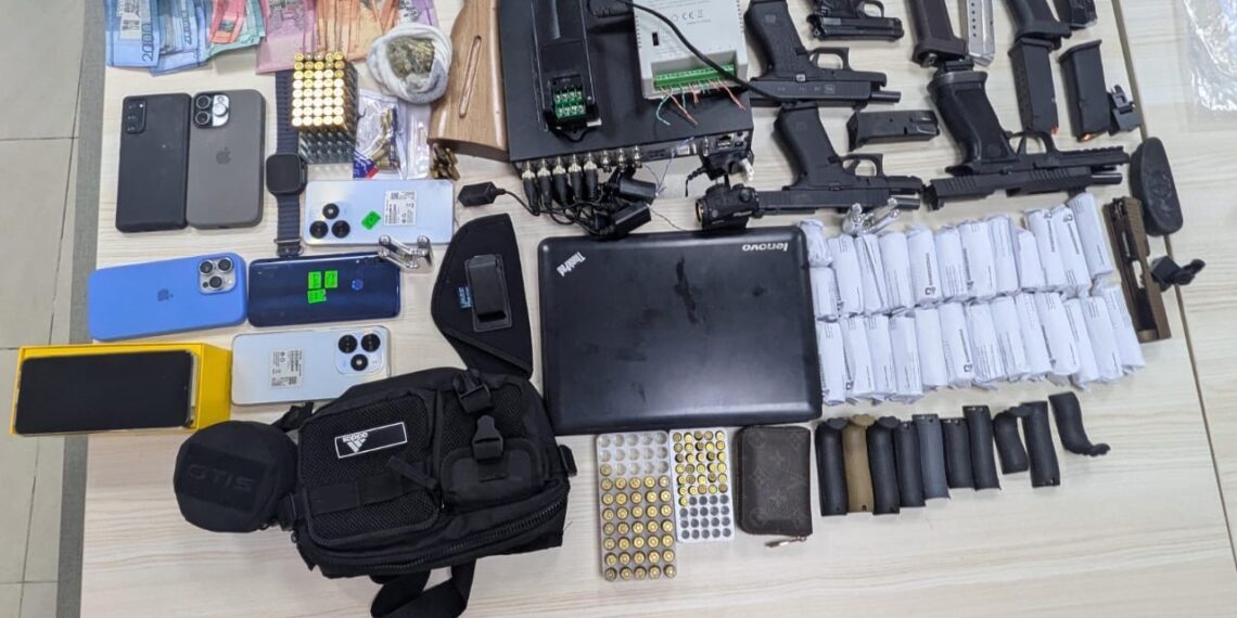 Ocupan armas, vehículos y dinero durante operativo contra red de contrabando internacional