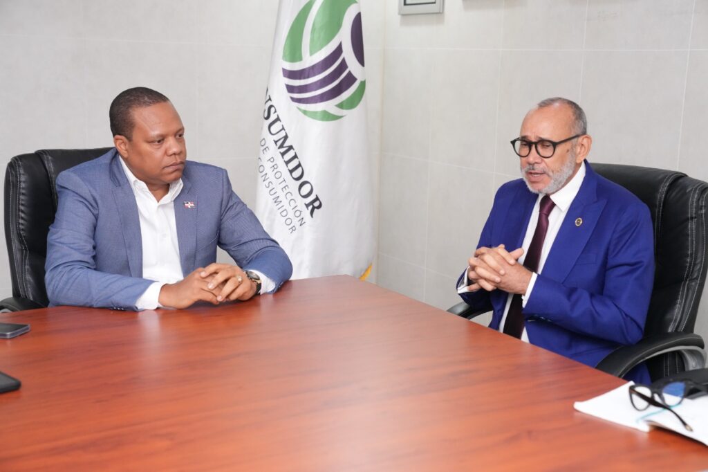 El director ejecutivo de Pro Consumidor, Eddy Alcántara, y el titular del Inabie, Víctor Castro, en la reunión que sostuvieron para el acuerdo interinstitucional.