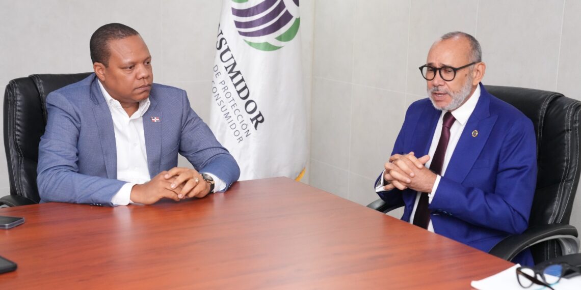 El director ejecutivo de Pro Consumidor, Eddy Alcántara, y el titular del Inabie, Víctor Castro, en la reunión que sostuvieron para el acuerdo interinstitucional.