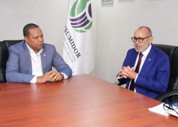 El director ejecutivo de Pro Consumidor, Eddy Alcántara, y el titular del Inabie, Víctor Castro, en la reunión que sostuvieron para el acuerdo interinstitucional.