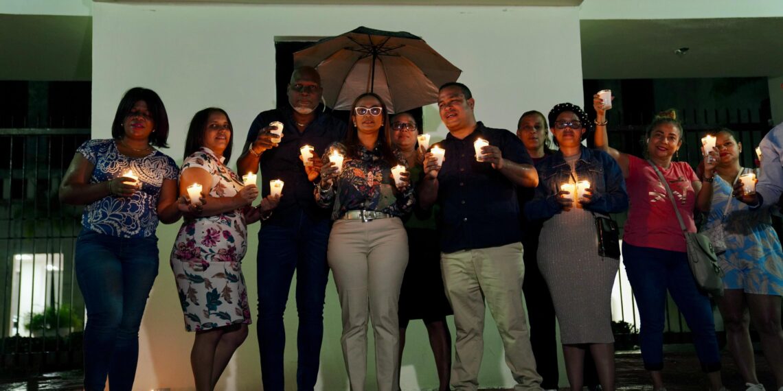 Con velas encendidas, maestros exigen al Minerd intervenir escuelas en mal estado