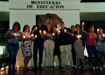 Con velas encendidas, maestros exigen al Minerd intervenir escuelas en mal estado