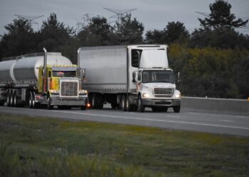 La justicia responsabiliza a una empresa por lesiones sufridas por sus empleados en un camión defectuoso usado durante labores.