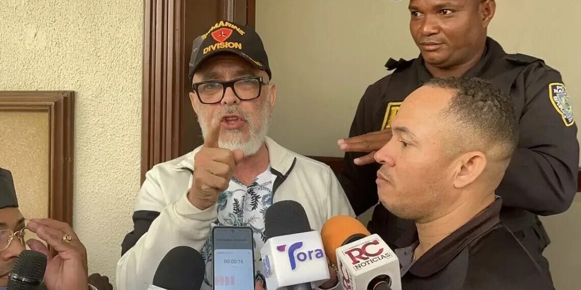 Imponen coerción a Ángel Martínez por difamación a Milagros De Camps en redes sociales