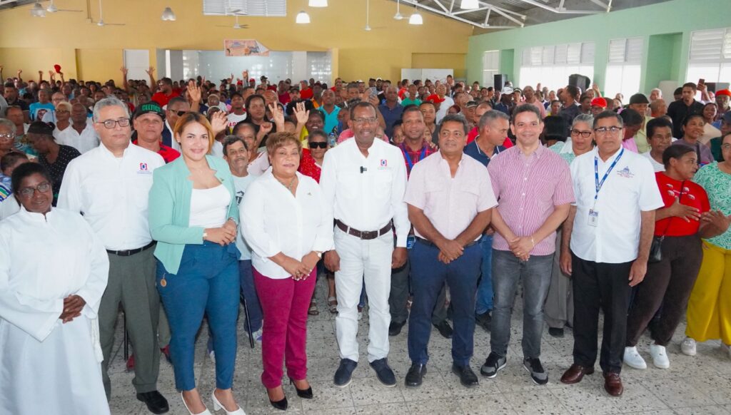 Autoridades junto a cientos de residentes de los sectores La Fe y Lebrón. Fuente externa.