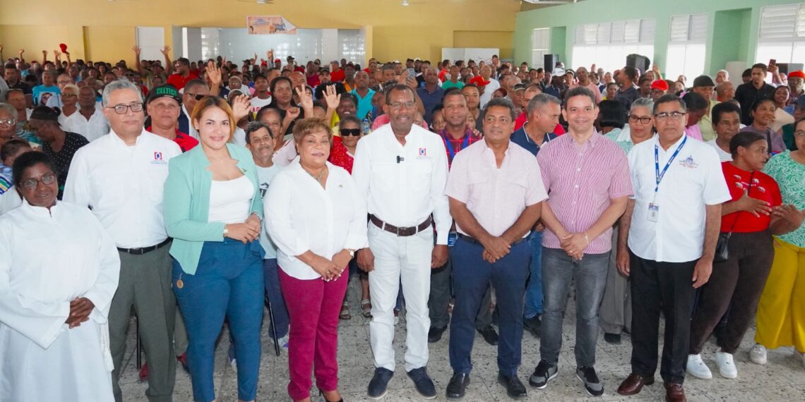 Autoridades junto a cientos de residentes de los sectores La Fe y Lebrón. Fuente externa.
