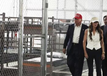 El presidente Donald Trump, el gobernador Ron DeSantis (republicano de Florida), la secretaria de Seguridad Nacional, Kristi Noem, y otros recorren "Alligator Alcatraz", un nuevo centro de detención de migrantes en el Centro de Capacitación y Transición de Dade-Collier, el martes 1 de julio de 2025, en Ochopee, Florida