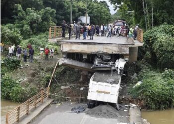 Residentes de Monte Plata exigen reconstrucción del puente colapsado sobre el Ozama
