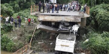 Residentes de Monte Plata exigen reconstrucción del puente colapsado sobre el Ozama