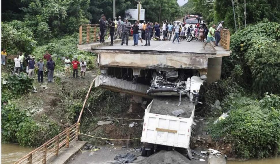 Residentes de Monte Plata exigen reconstrucción del puente colapsado sobre el Ozama
