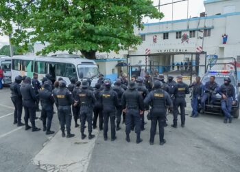 Comienza traslado histórico de presos de La Victoria hacia Las Parras